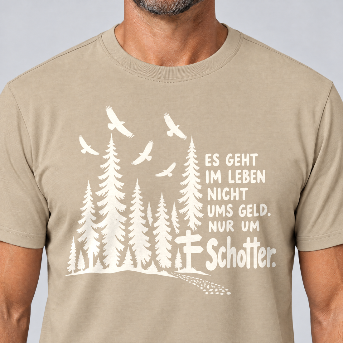 Nahaufnahme des Drucks: Nur um Schotter – T-Shirt Unisex in Sand, von einem Mann getragen