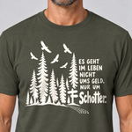 Nahaufnahme des Drucks: Nur um Schotter – T-Shirt Unisex in Oliv, von einem Mann getragen