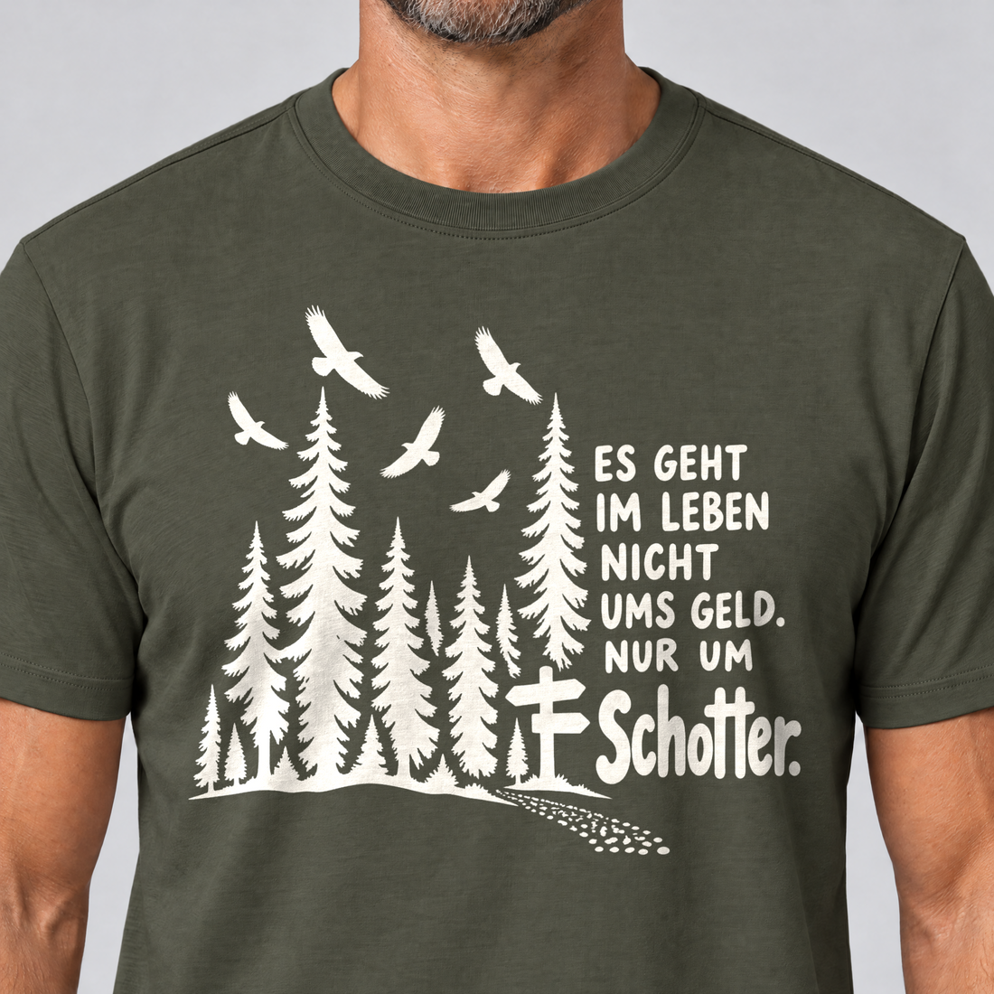 Nahaufnahme des Drucks: Nur um Schotter – T-Shirt Unisex in Oliv, von einem Mann getragen