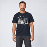 Mann trägt Nur um Schotter – T-Shirt Unisex in Navy, Ansicht von vorn