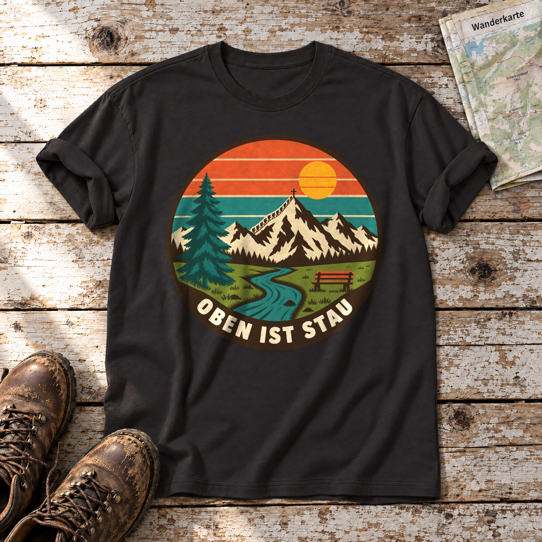 Oben ist Stau – T-Shirt Unisex in Schwarz, flach liegend auf alten Holzbrettern mit Wanderschuhen und Wanderkarte.