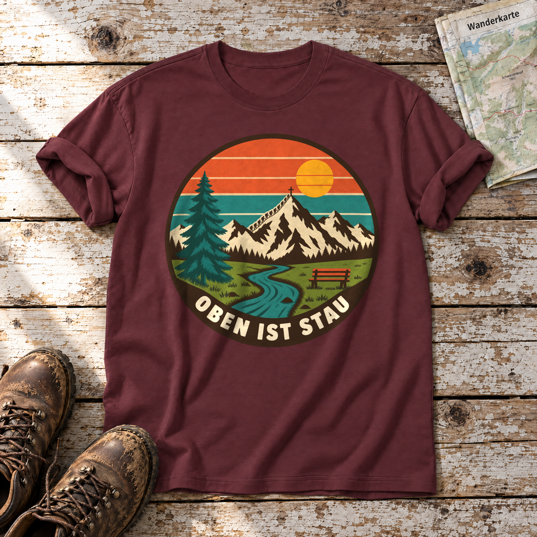 Oben ist Stau – T-Shirt Unisex in Bordeaux, flach liegend auf alten Holzbrettern mit Wanderschuhen und Wanderkarte.