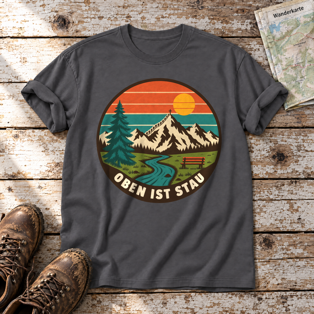 Oben ist Stau – T-Shirt Unisex in Dunkelgrau, flach liegend auf alten Holzbrettern mit Wanderschuhen und Wanderkarte.