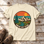 Oben ist Stau – T-Shirt Unisex in Natur, flach liegend auf alten Holzbrettern mit Wanderschuhen und Wanderkarte.