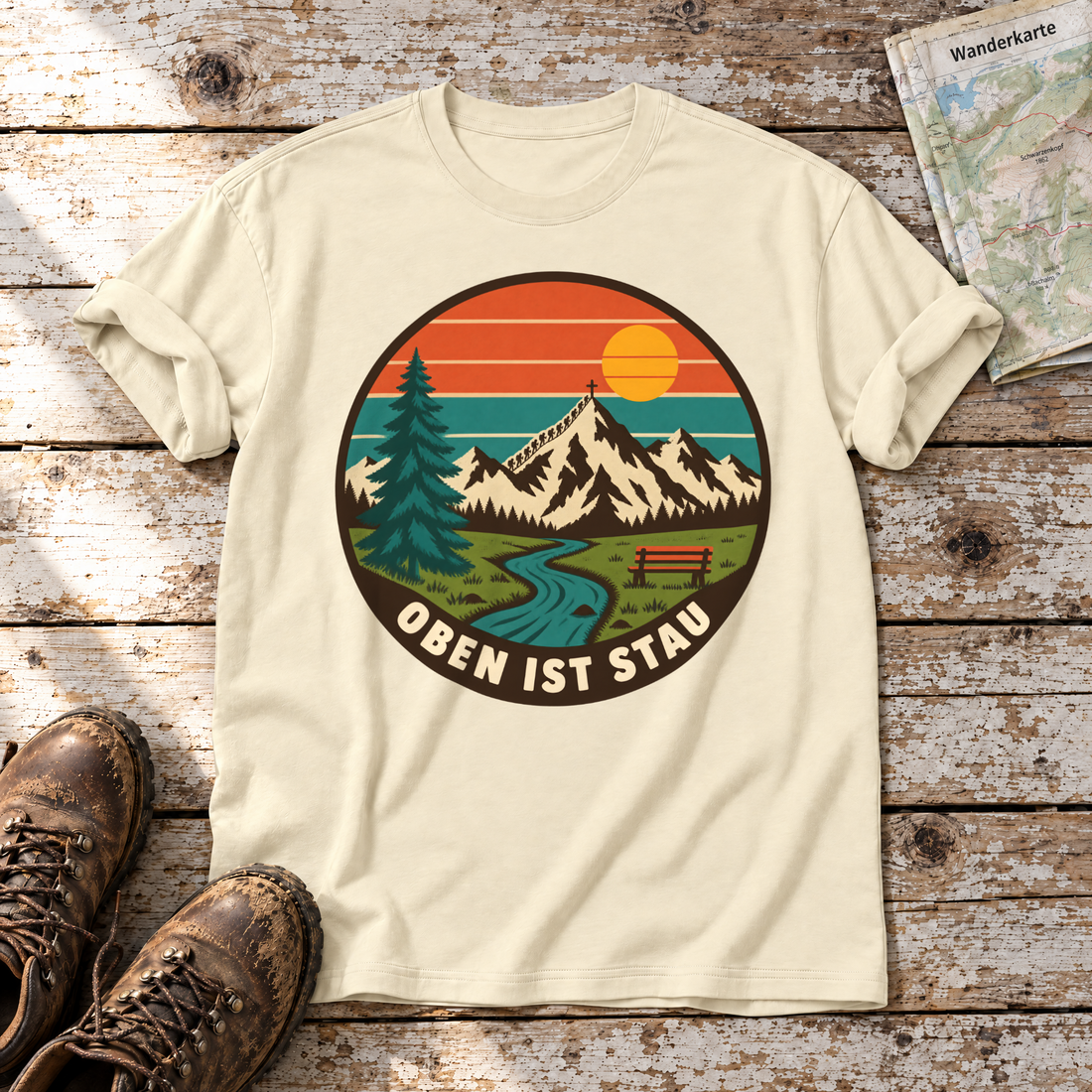Oben ist Stau – T-Shirt Unisex in Natur, flach liegend auf alten Holzbrettern mit Wanderschuhen und Wanderkarte.