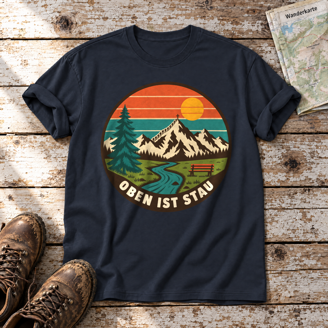 Oben ist Stau – T-Shirt Unisex in Navy, flach liegend auf alten Holzbrettern mit Wanderschuhen und Wanderkarte.