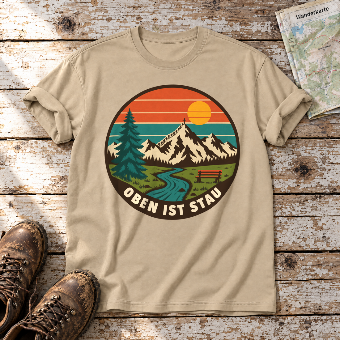 Oben ist Stau – T-Shirt Unisex in Sand, flach liegend auf alten Holzbrettern mit Wanderschuhen und Wanderkarte.