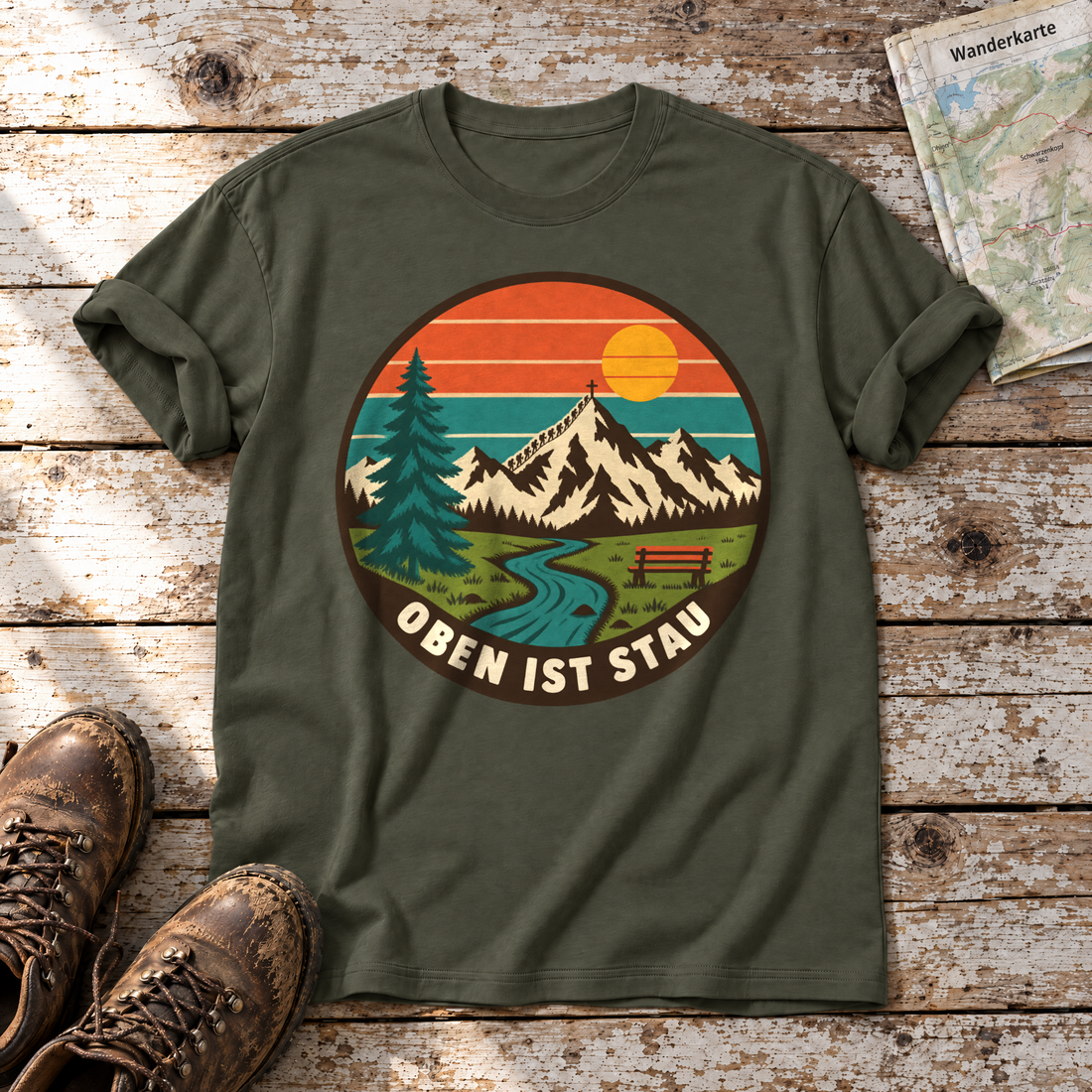 Oben ist Stau – T-Shirt Unisex in Oliv, flach liegend auf alten Holzbrettern mit Wanderschuhen und Wanderkarte.