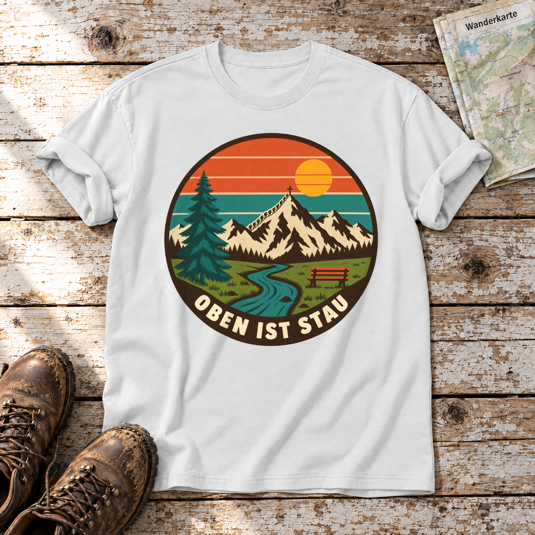 Oben ist Stau – T-Shirt Unisex in Weiß, flach liegend auf alten Holzbrettern mit Wanderschuhen und Wanderkarte.