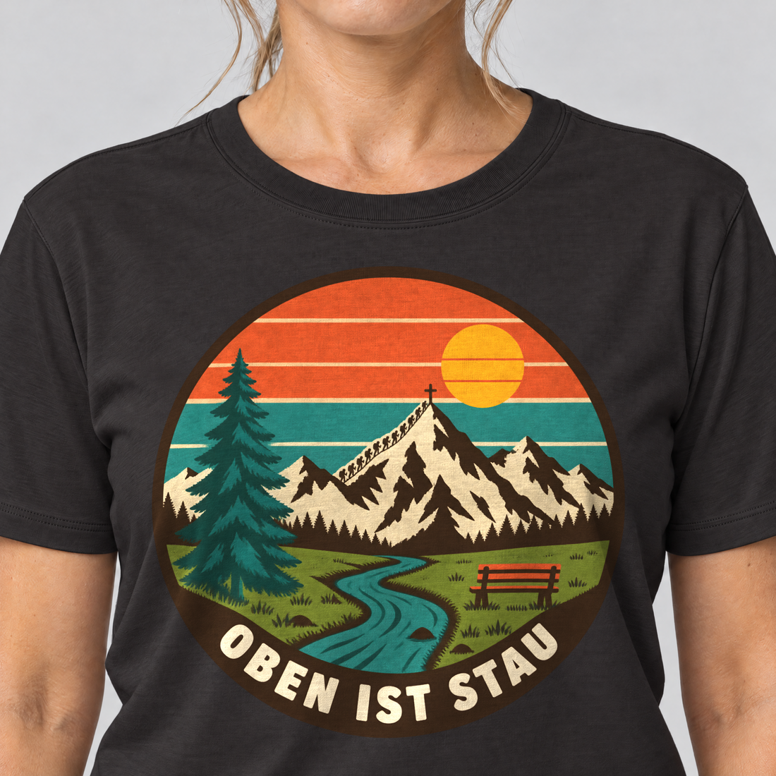 Nahaufnahme des Drucks: Oben ist Stau – T-Shirt Unisex in Schwarz, von einer Frau getragen