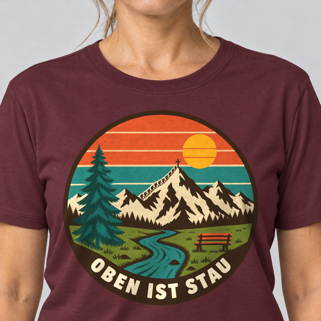 Nahaufnahme des Drucks: Oben ist Stau – T-Shirt Unisex in Bordeaux, von einer Frau getragen