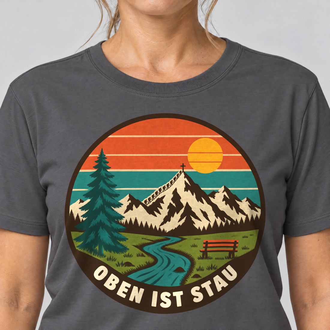 Nahaufnahme des Drucks: Oben ist Stau – T-Shirt Unisex in Dunkelgrau, von einer Frau getragen