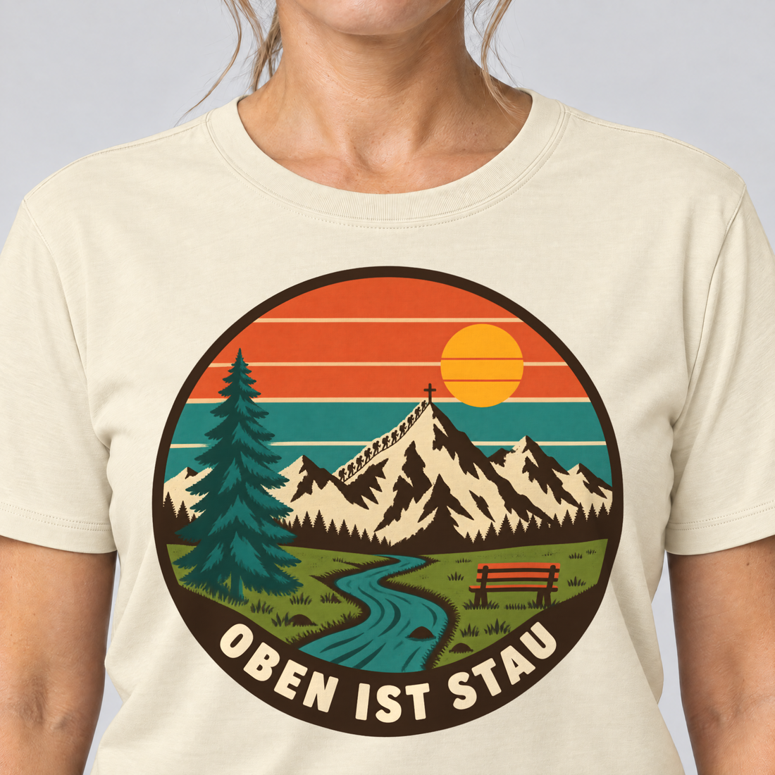 Nahaufnahme des Drucks: Oben ist Stau – T-Shirt Unisex in Natur, von einer Frau getragen
