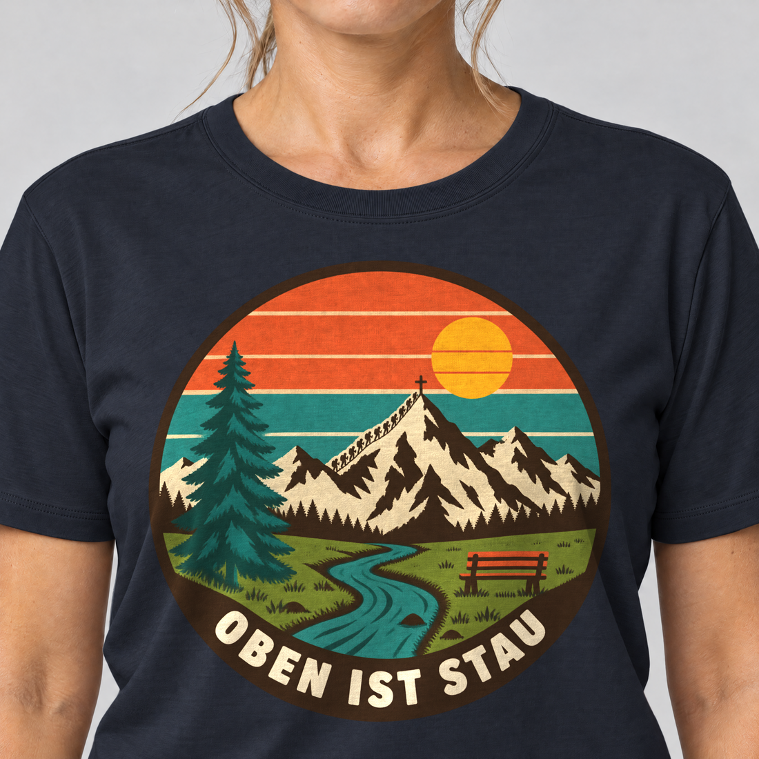 Nahaufnahme des Drucks: Oben ist Stau – T-Shirt Unisex in Navy, von einer Frau getragen