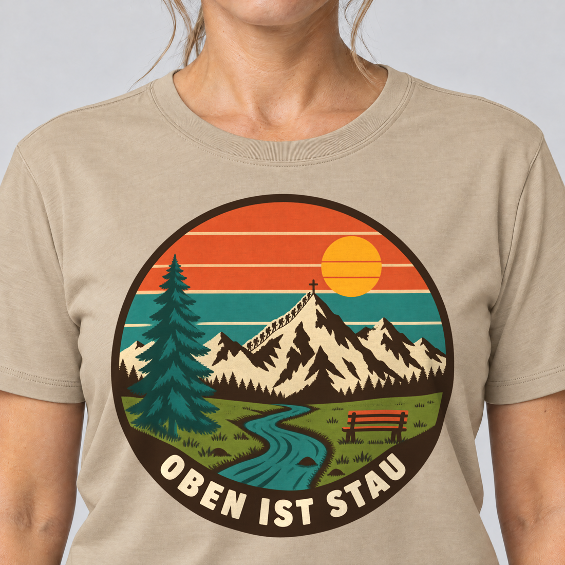 Nahaufnahme des Drucks: Oben ist Stau – T-Shirt Unisex in Sand, von einer Frau getragen