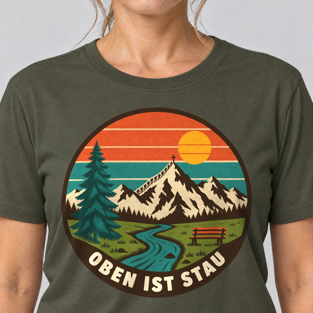 Nahaufnahme des Drucks: Oben ist Stau – T-Shirt Unisex in Oliv, von einer Frau getragen