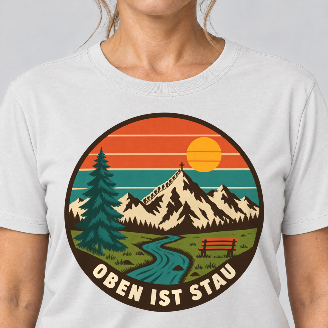 Nahaufnahme des Drucks: Oben ist Stau – T-Shirt Unisex in Weiß, von einer Frau getragen