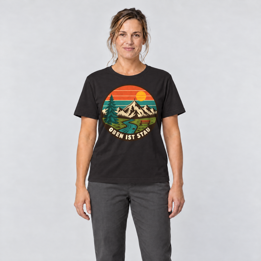 Frau trägt Oben ist Stau – T-Shirt Unisex in Schwarz, Ansicht von vorn