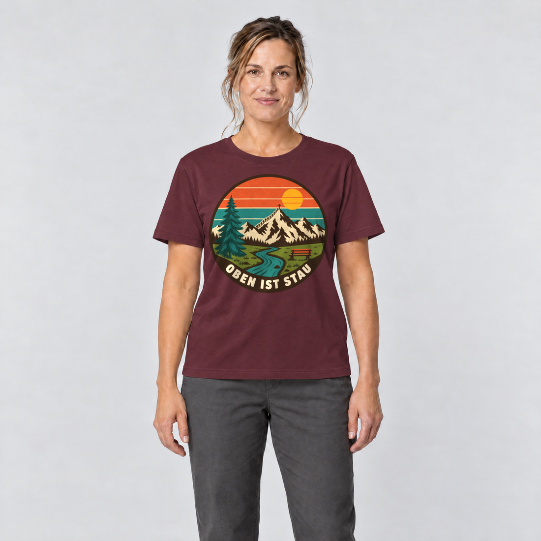 Frau trägt Oben ist Stau – T-Shirt Unisex in Bordeaux, Ansicht von vorn