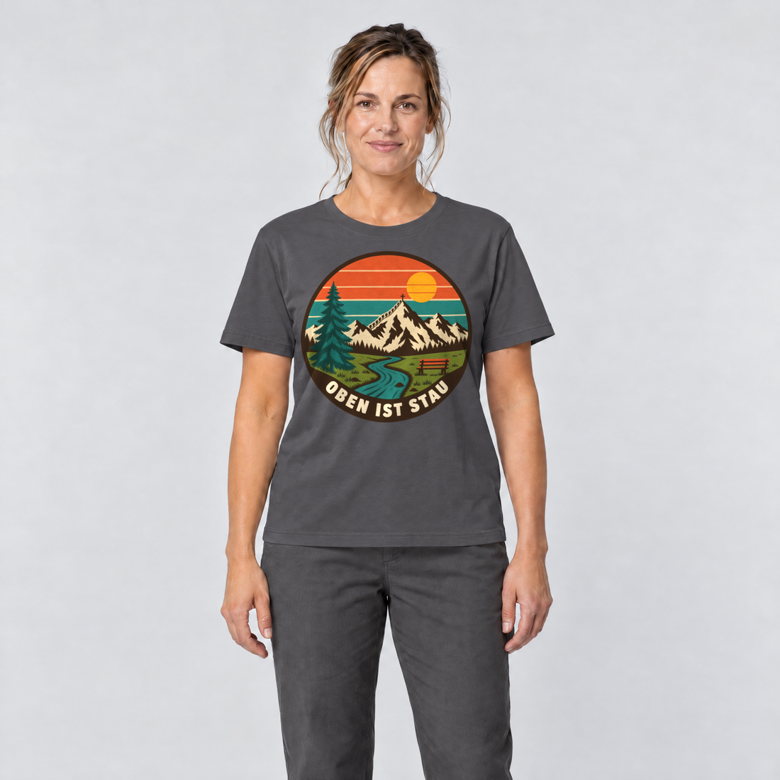 Frau trägt Oben ist Stau – T-Shirt Unisex in Dunkelgrau, Ansicht von vorn
