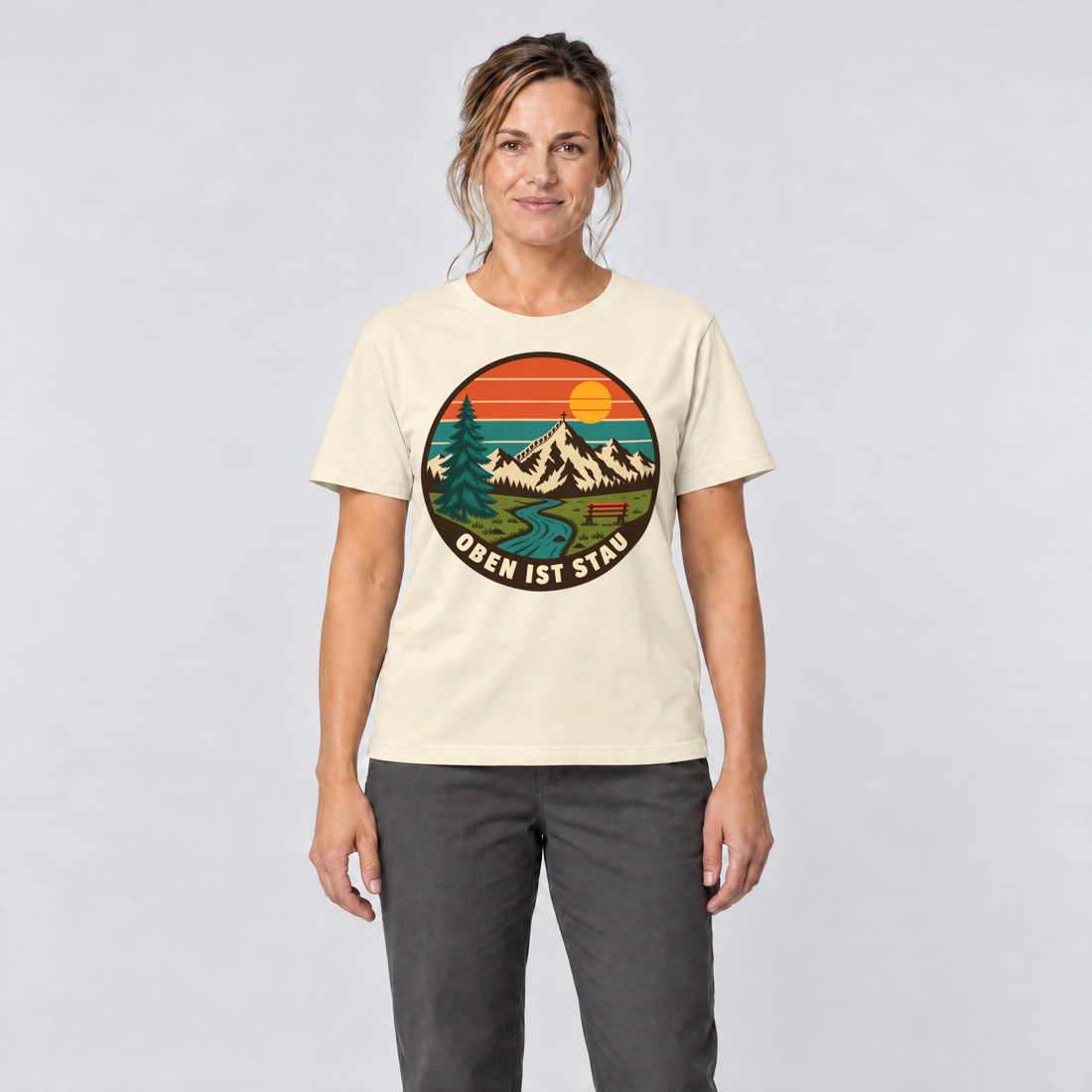 Frau trägt Oben ist Stau – T-Shirt Unisex in Natur, Ansicht von vorn
