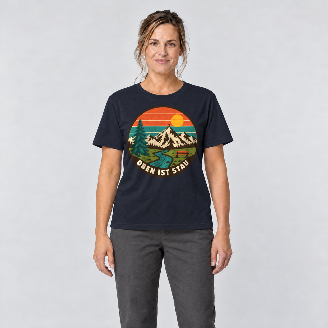 Frau trägt Oben ist Stau – T-Shirt Unisex in Navy, Ansicht von vorn