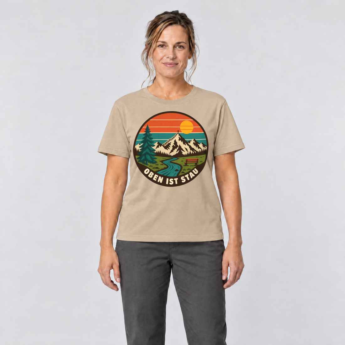 Frau trägt Oben ist Stau – T-Shirt Unisex in Sand, Ansicht von vorn