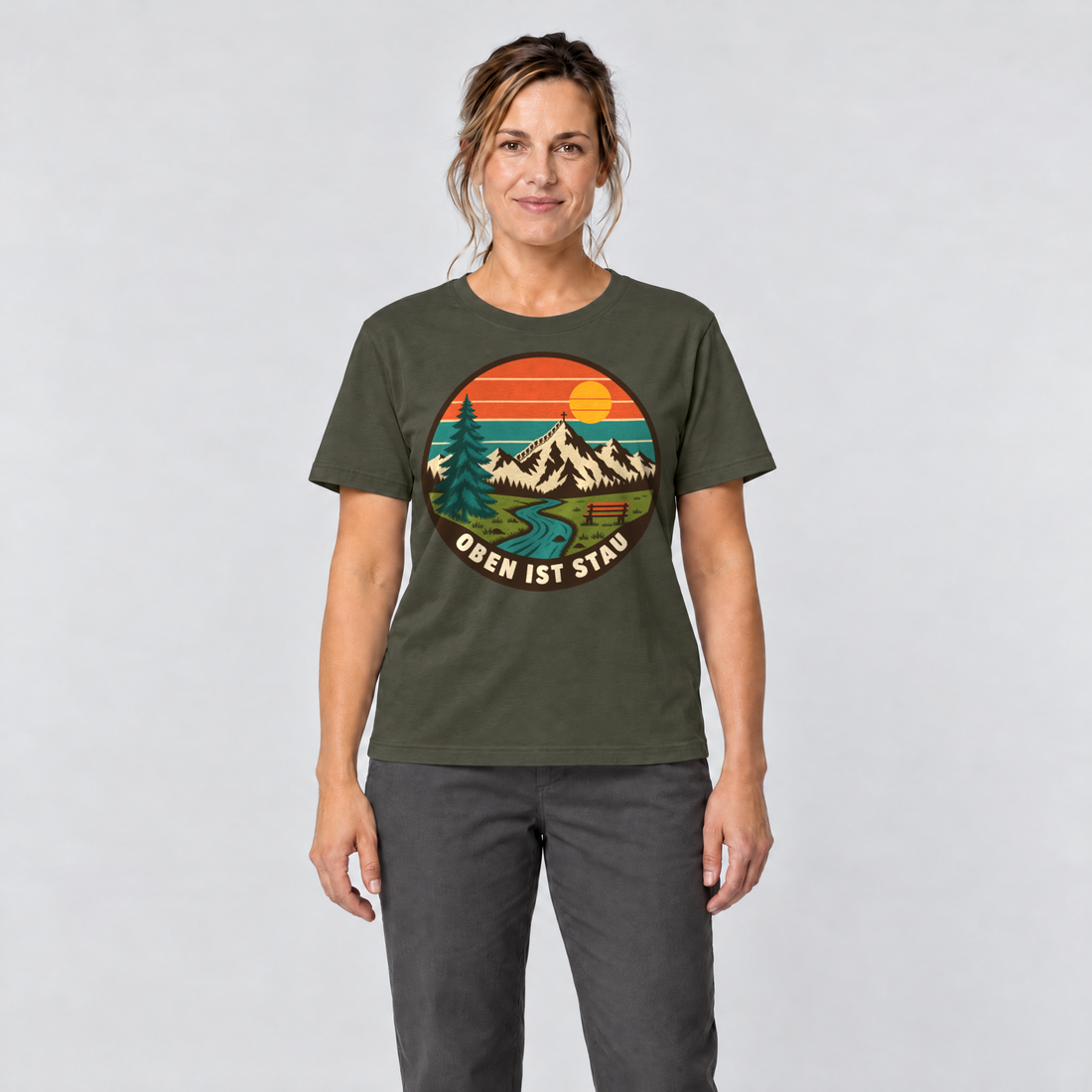 Frau trägt Oben ist Stau – T-Shirt Unisex in Oliv, Ansicht von vorn
