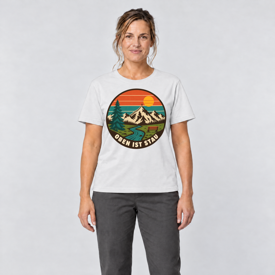 Frau trägt Oben ist Stau – T-Shirt Unisex in Weiß, Ansicht von vorn