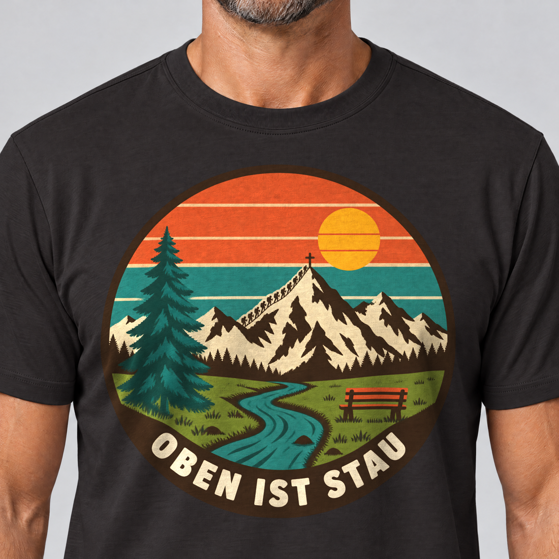 Nahaufnahme des Drucks: Oben ist Stau – T-Shirt Unisex in Schwarz, von einem Mann getragen