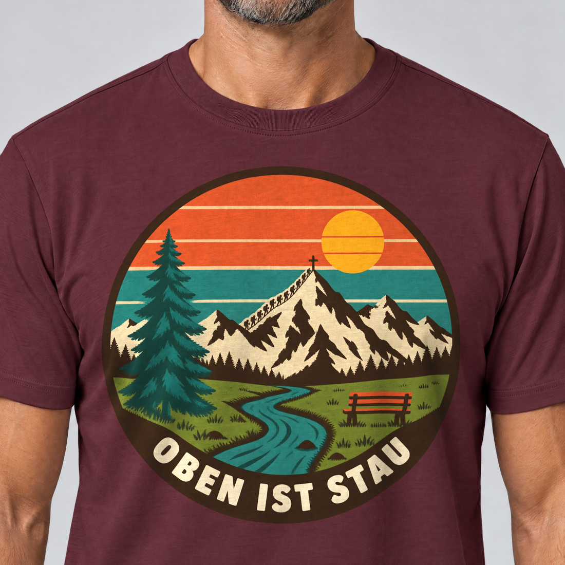 Nahaufnahme des Drucks: Oben ist Stau – T-Shirt Unisex in Bordeaux, von einem Mann getragen