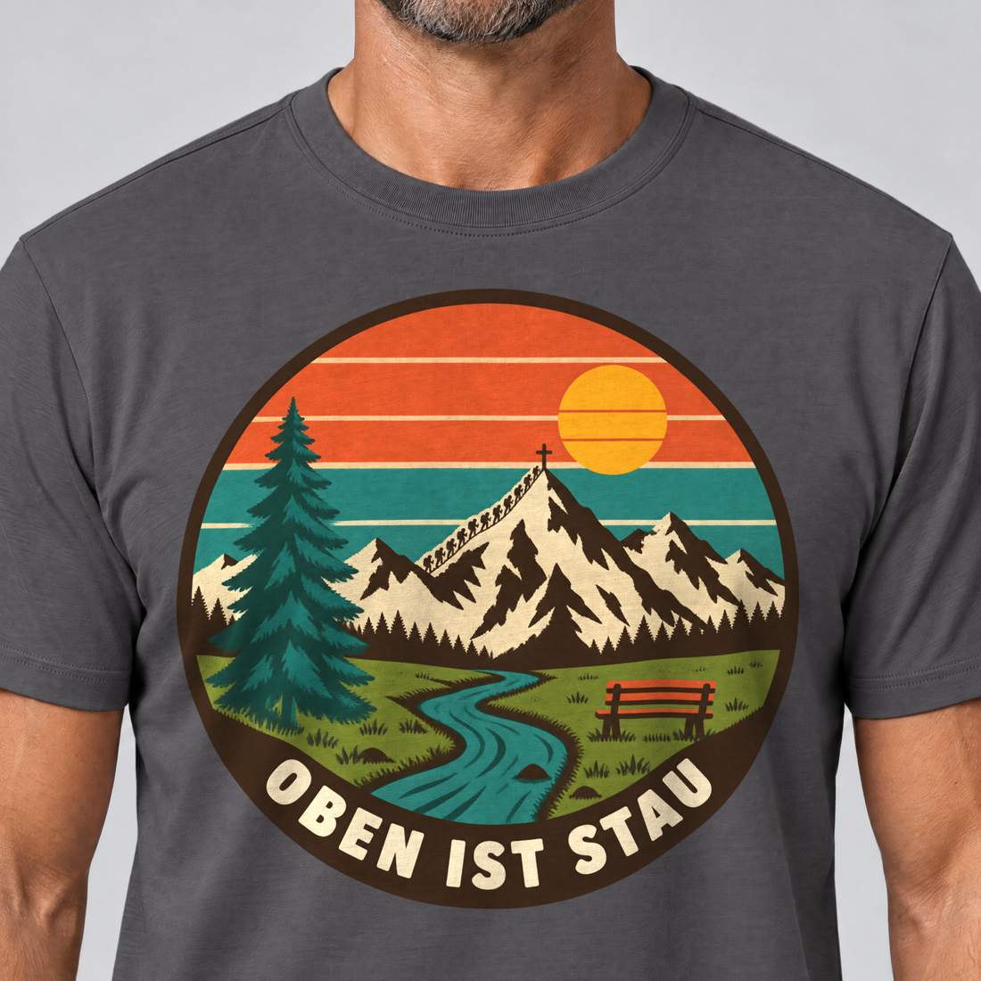 Nahaufnahme des Drucks: Oben ist Stau – T-Shirt Unisex in Dunkelgrau, von einem Mann getragen