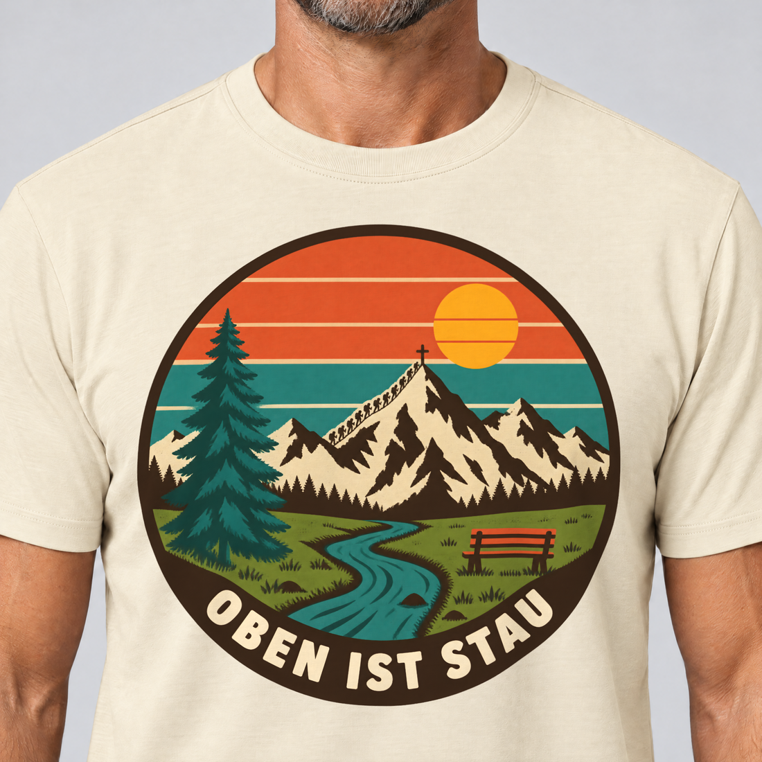 Nahaufnahme des Drucks: Oben ist Stau – T-Shirt Unisex in Natur, von einem Mann getragen