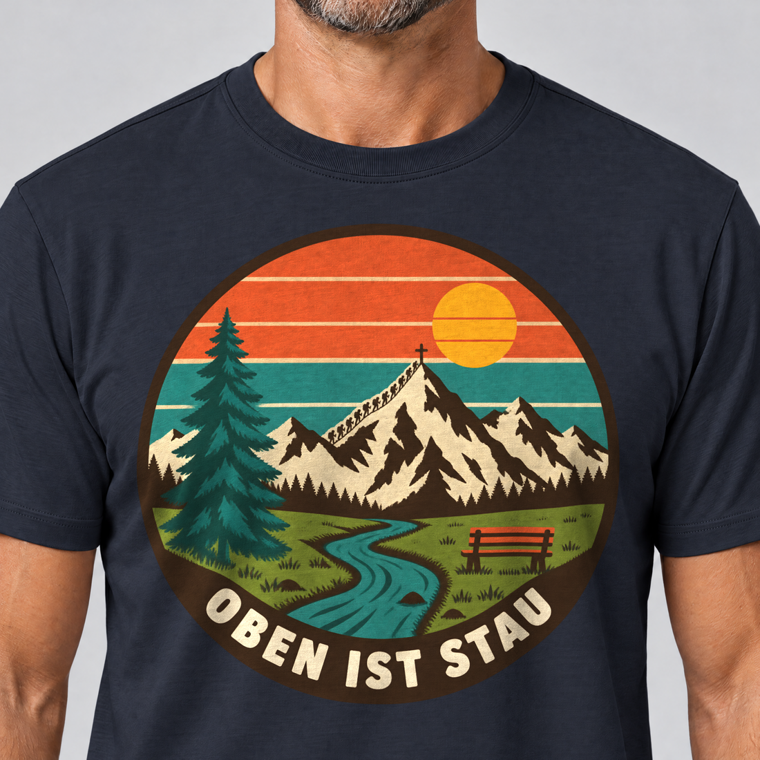 Nahaufnahme des Drucks: Oben ist Stau – T-Shirt Unisex in Navy, von einem Mann getragen