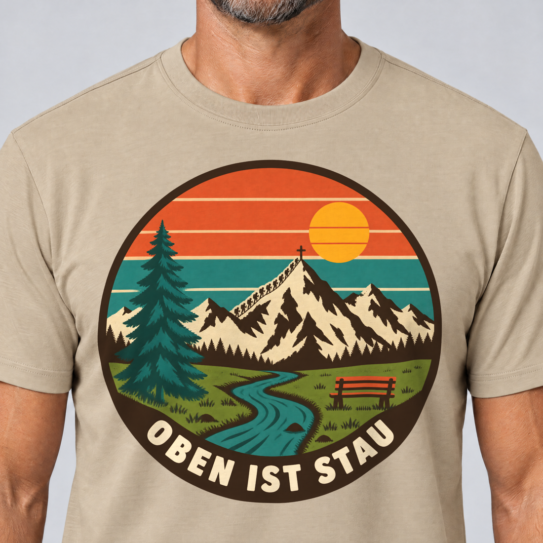 Nahaufnahme des Drucks: Oben ist Stau – T-Shirt Unisex in Sand, von einem Mann getragen