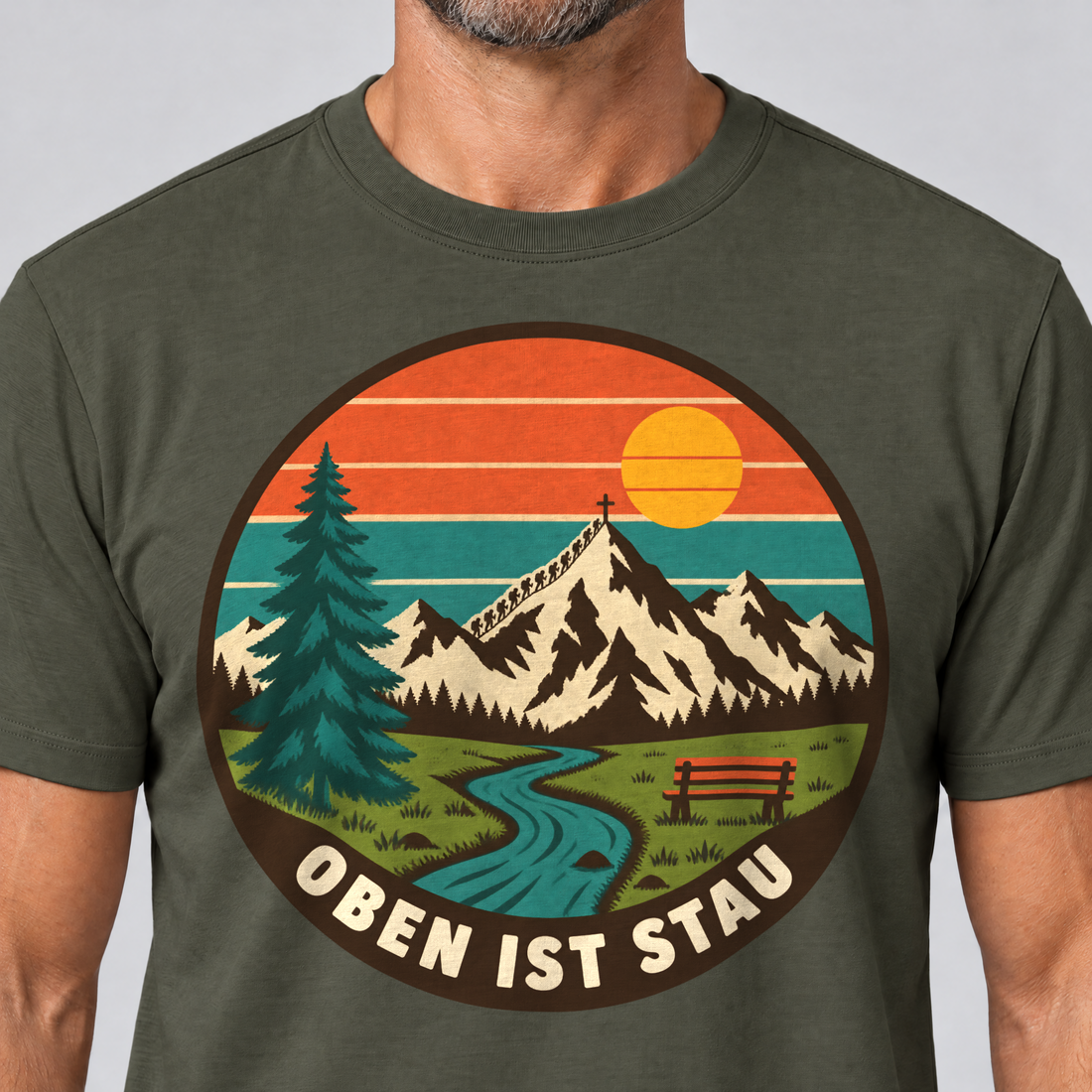 Nahaufnahme des Drucks: Oben ist Stau – T-Shirt Unisex in Oliv, von einem Mann getragen