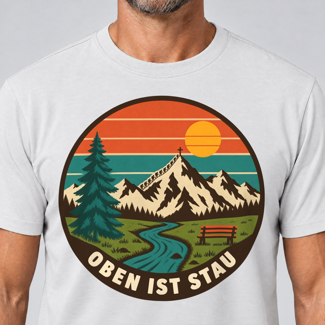 Nahaufnahme des Drucks: Oben ist Stau – T-Shirt Unisex in Weiß, von einem Mann getragen