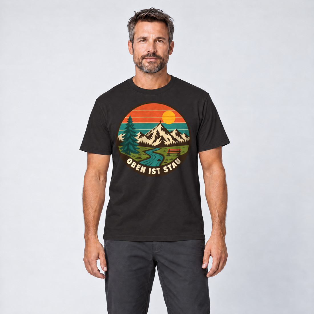 Mann trägt Oben ist Stau – T-Shirt Unisex in Schwarz, Ansicht von vorn
