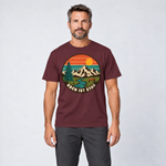 Mann trägt Oben ist Stau – T-Shirt Unisex in Bordeaux, Ansicht von vorn