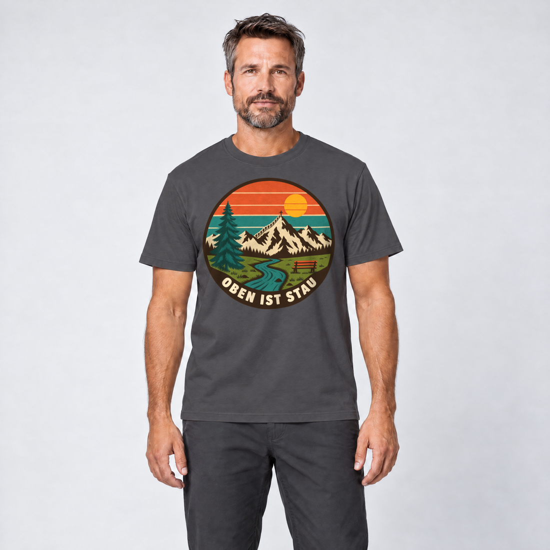 Mann trägt Oben ist Stau – T-Shirt Unisex in Dunkelgrau, Ansicht von vorn