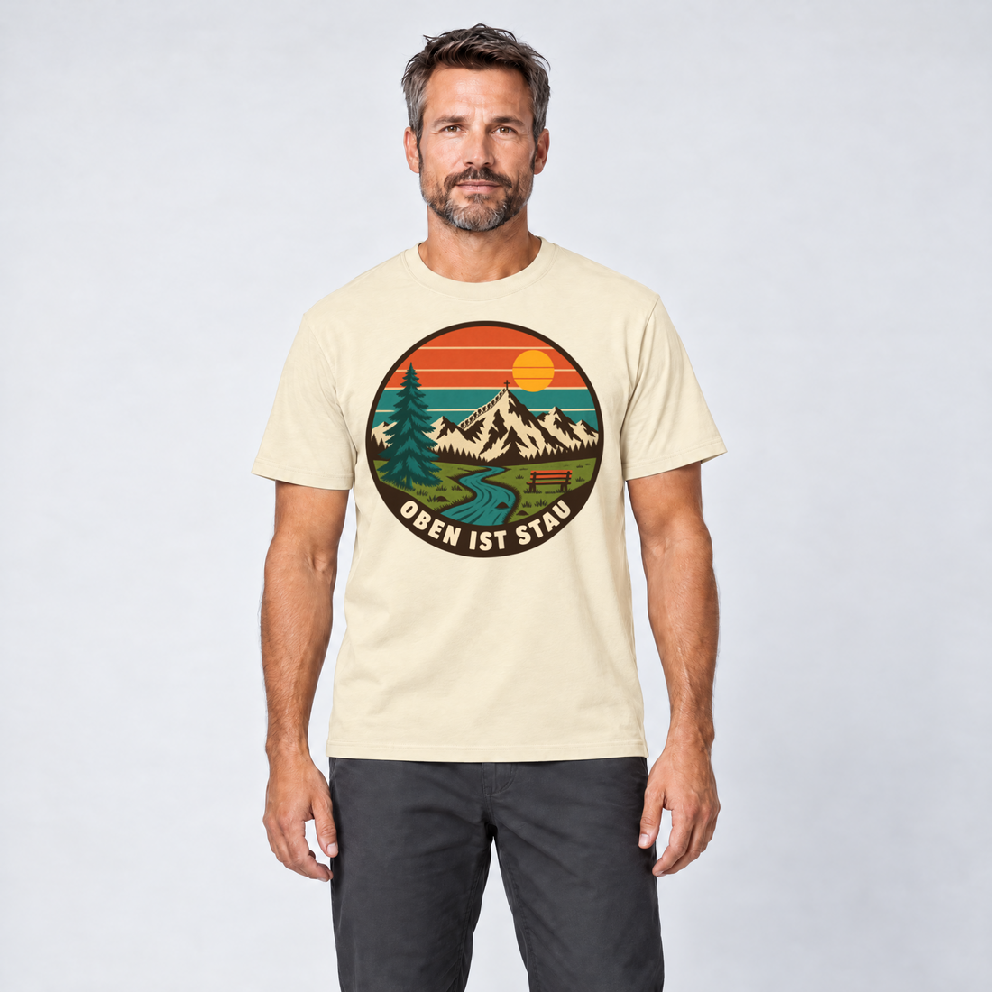 Mann trägt Oben ist Stau – T-Shirt Unisex in Natur, Ansicht von vorn