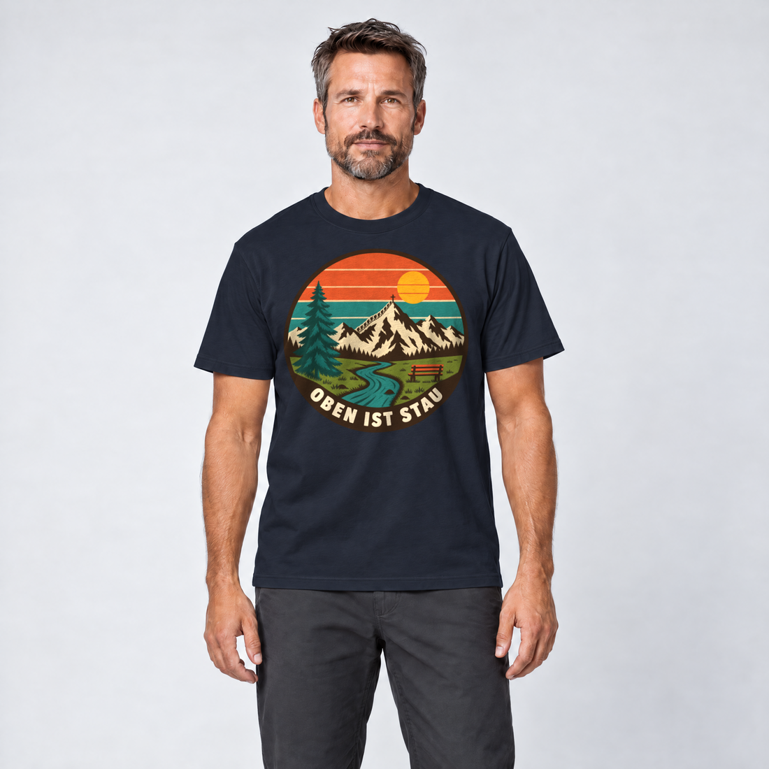 Mann trägt Oben ist Stau – T-Shirt Unisex in Navy, Ansicht von vorn