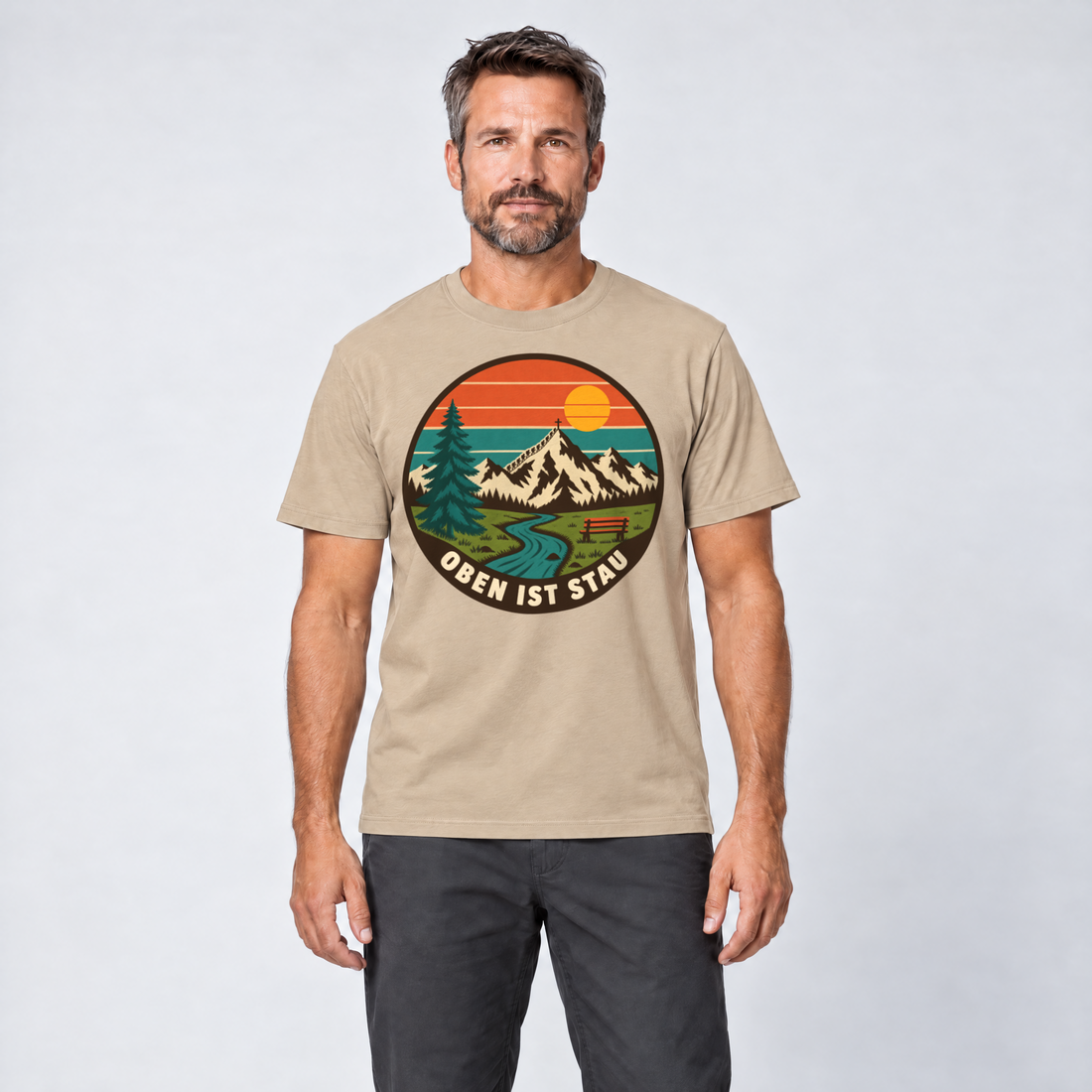 Mann trägt Oben ist Stau – T-Shirt Unisex in Sand, Ansicht von vorn