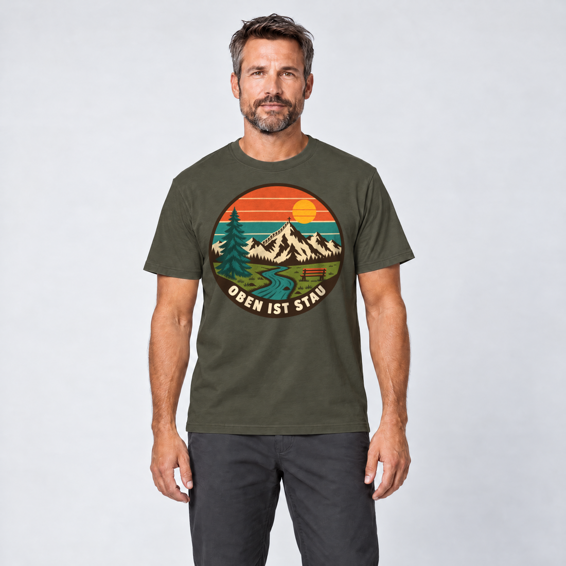 Mann trägt Oben ist Stau – T-Shirt Unisex in Oliv, Ansicht von vorn