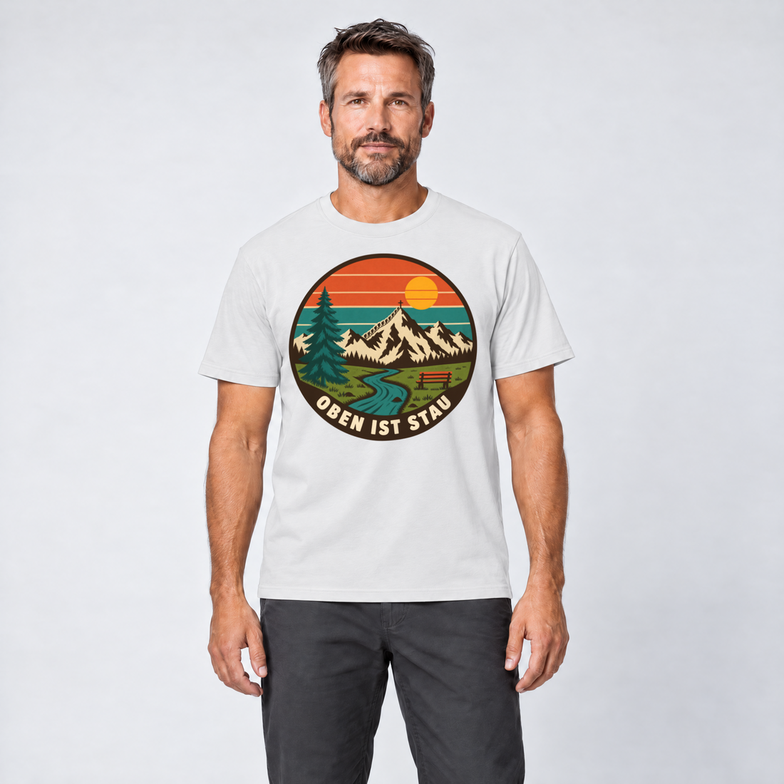 Mann trägt Oben ist Stau – T-Shirt Unisex in Weiß, Ansicht von vorn