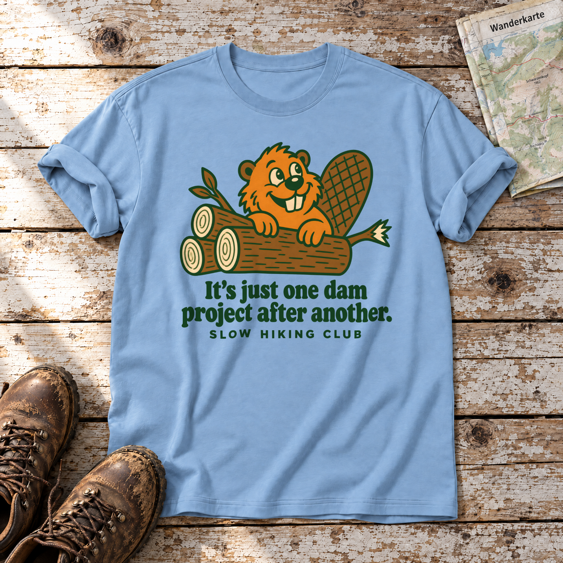 One dam project after another – T-Shirt Unisex in Himmelblau, flach liegend auf alten Holzbrettern mit Wanderschuhen und Wanderkarte.