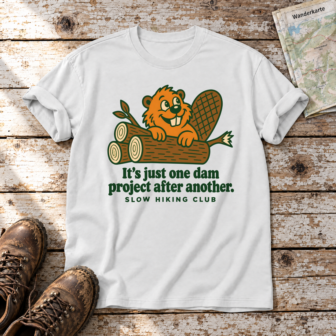 One dam project after another – T-Shirt Unisex in Weiß, flach liegend auf alten Holzbrettern mit Wanderschuhen und Wanderkarte.