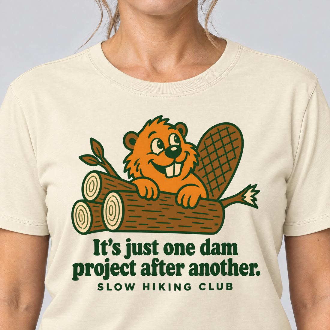 Nahaufnahme des Drucks: One dam project after another – T-Shirt Unisex in Natur, von einer Frau getragen