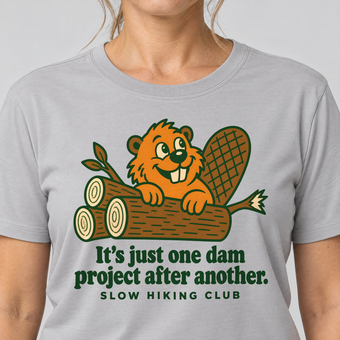 Nahaufnahme des Drucks: One dam project after another – T-Shirt Unisex in Hellgrau, von einer Frau getragen