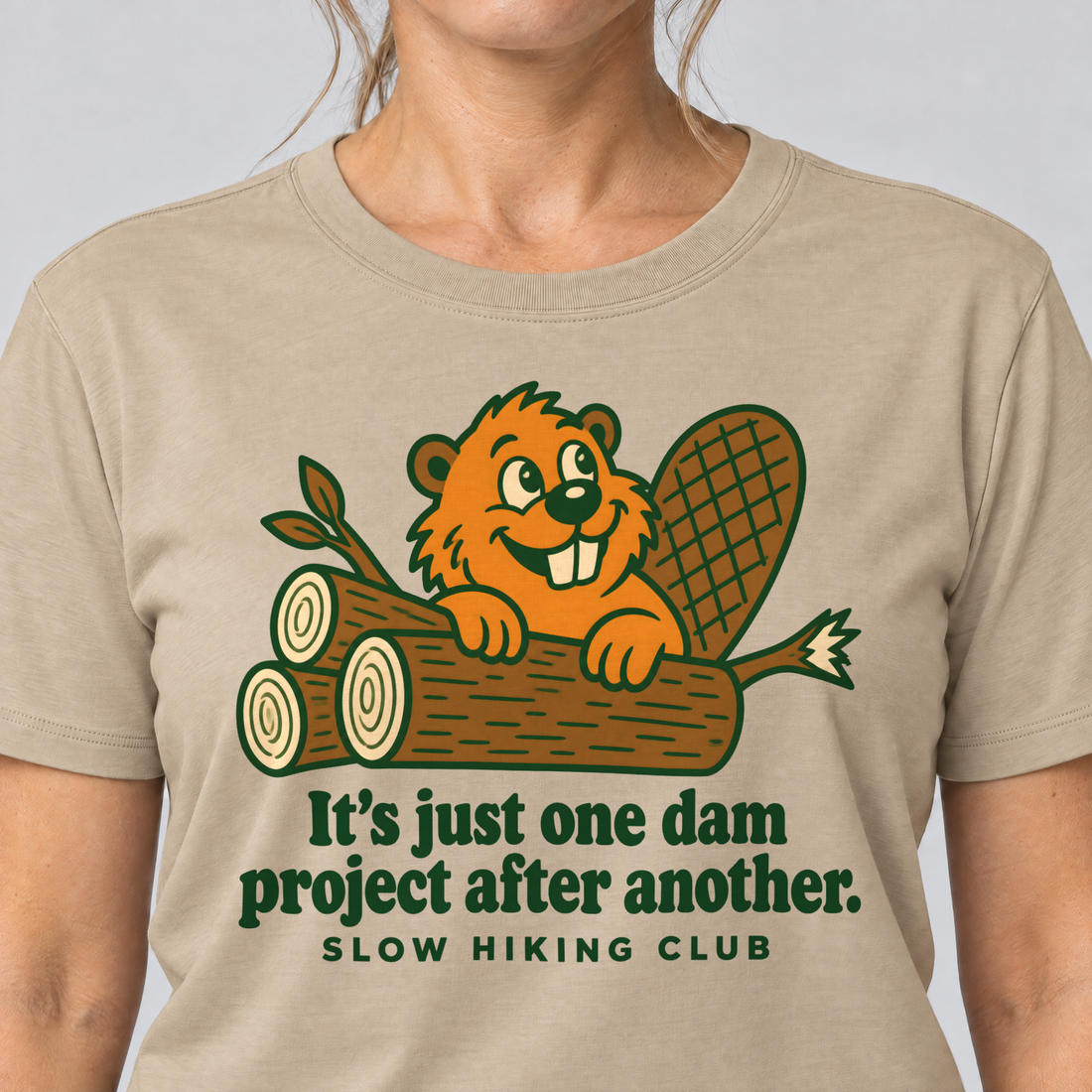 Nahaufnahme des Drucks: One dam project after another – T-Shirt Unisex in Sand, von einer Frau getragen